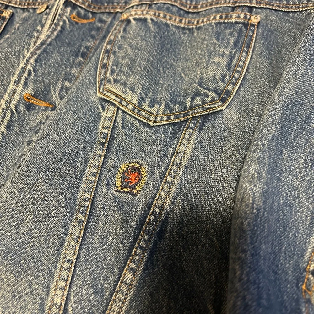 Tommy Hilfiger Blue Denim Jacket with Tan Collar - Picture 2 of 4